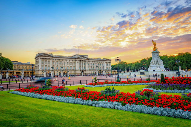 Magic of London Tour with Afternoon Tea at Harrods