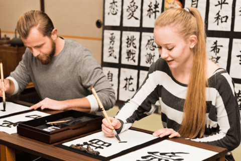 Tokio: Kalligrafie erleben und originelle T-Shirts gestaltenTokio: Kalligraphie erleben und originelle T-Shirts gestalten