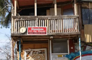 Alternatives Berlin: die Jahre der Mauer und der besetzten Häuser.