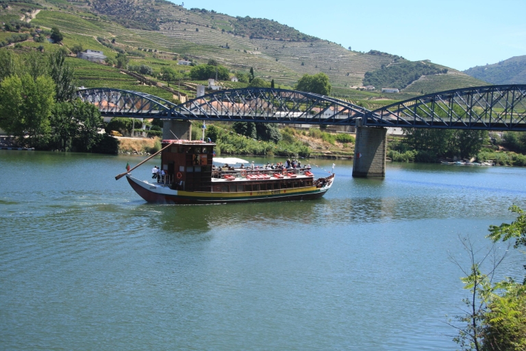 Porto: Dolina Douro z winiarnią, degustacją, rejsem statkiem i lunchemZ Porto: Dolina Douro z winnicą, degustacją wina i lunchem