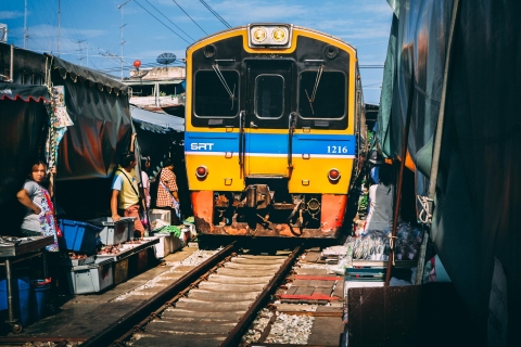 Mahachai & Maeklong Railway Market Day Tour De BangkokExcursion d'une journée avec transport privé A / C et train