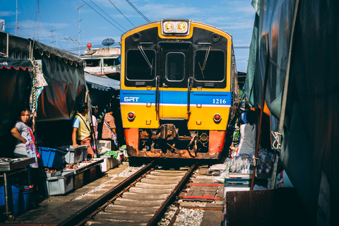 Mahachai & Maeklong Railway Market Day Tour De BangkokExcursion d'une journée avec transport privé A / C et train