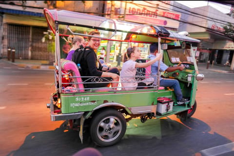 Bangkok: Thonburi Tuk Tuk Food Tour with Local Bites - Image 2