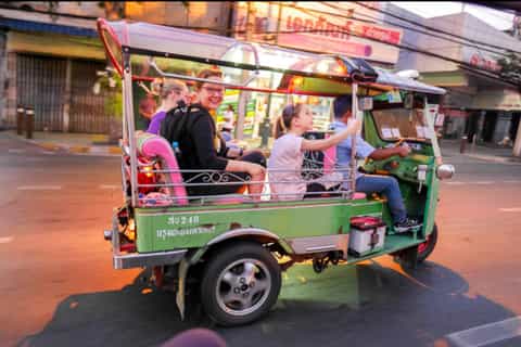 Bangkok: Thonburi Tuk Tuk Food Tour with Local Bites - Image 3