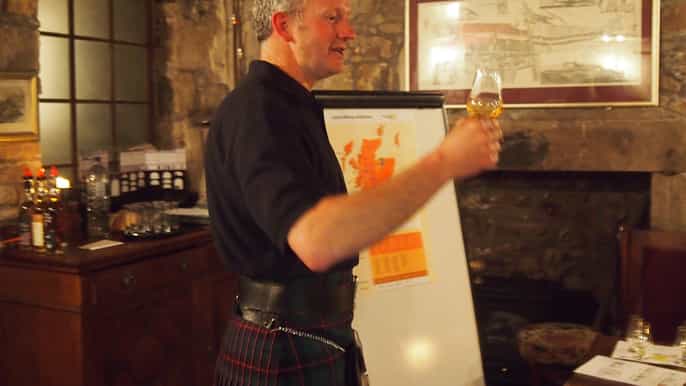 edinburgh history of whisky tour and whisky tasting