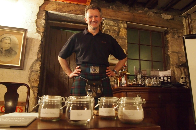 Edinburgh: History of Whisky Tour and Whisky Tasting Group Tour in English