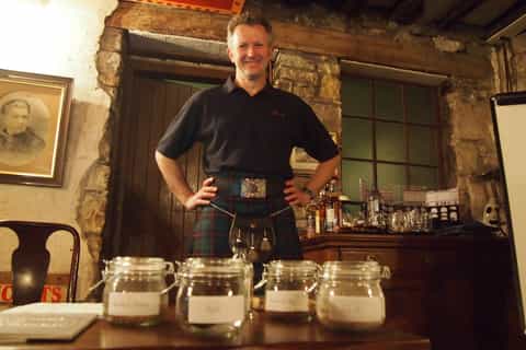 Edinburgh: History of Whisky Tour and Whisky Tasting