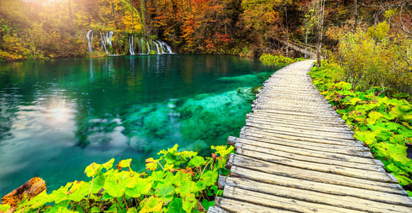 Nationalpark Plitvicer Seen: Tagestour von Omiš aus