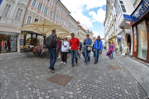 Lublana: spacer z przewodnikiem i przejażdżka kolejką linową do zamku w LublanieWspólny spacer z przewodnikiem i wspólna przejażdżka kolejką linową