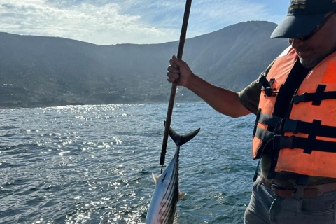 Pesca deportiva en barco y empanadas chilenas desde Santiago