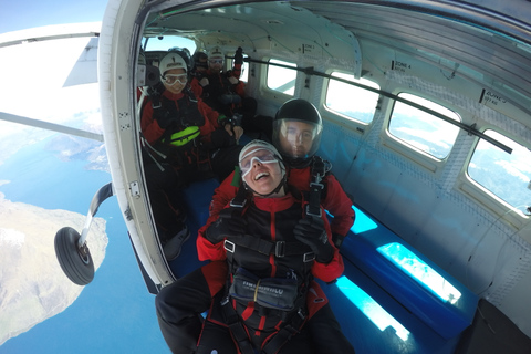 Queenstown: saut en parachute tandem de 12 000 pieds au-dessus des lacs du sud