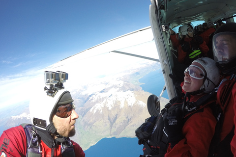 Queenstown: saut en parachute tandem de 12 000 pieds au-dessus des lacs du sud