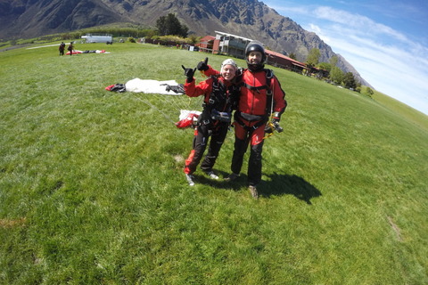 Queenstown: tandemowy skoczek spadochronowy o wysokości 12 000 stóp nad jeziorami południowymi