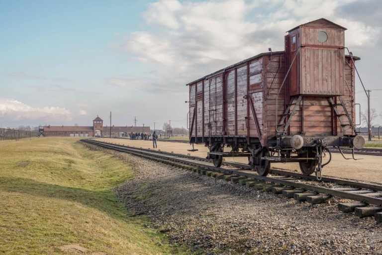 Ab Krakau: Tagestour nach Auschwitz-Birkenau mit FührungGeführte Tour auf Englisch mit Hotelabholung und Mittagessen