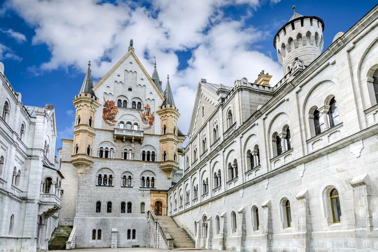 Da Monaco di Baviera: Gita a Neuschwanstein e Linderhof in spagnoloNeuschwanstein e Linderhof: tour in spagnolo da Monaco di Baviera