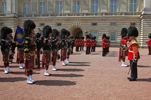 Londyn: Pałac Buckingham Zmiana przewodnika z przewodnikiemPółprywatna zmiana przewodnictwa pieszego z przewodnikiem