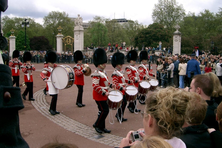 Londyn: Pałac Buckingham Zmiana przewodnika z przewodnikiemPółprywatna zmiana przewodnictwa pieszego z przewodnikiem