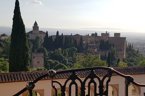Alhambra: szybkie zwiedzanie ogrodów Generalife i AlcazabyAlhambra: ogrody Generalife i Alcazaba w trybie przyspieszonym