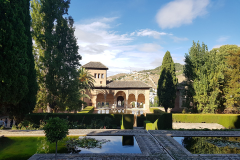 Alhambra: szybkie zwiedzanie ogrodów Generalife i AlcazabyAlhambra: ogrody Generalife i Alcazaba w trybie przyspieszonym