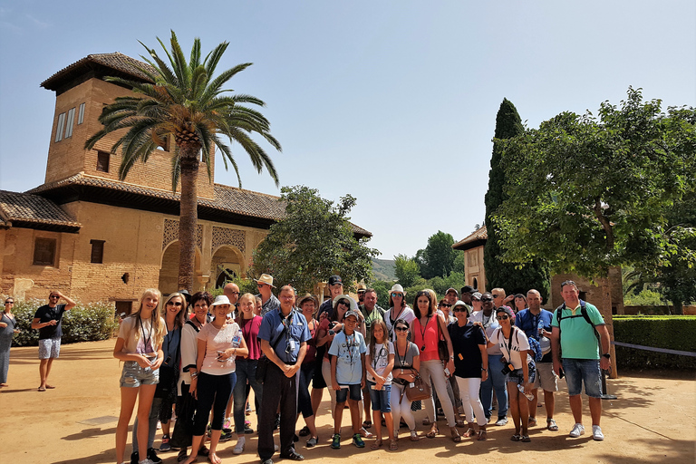 Alhambra: szybkie zwiedzanie ogrodów Generalife i AlcazabyAlhambra: ogrody Generalife i Alcazaba w trybie przyspieszonym
