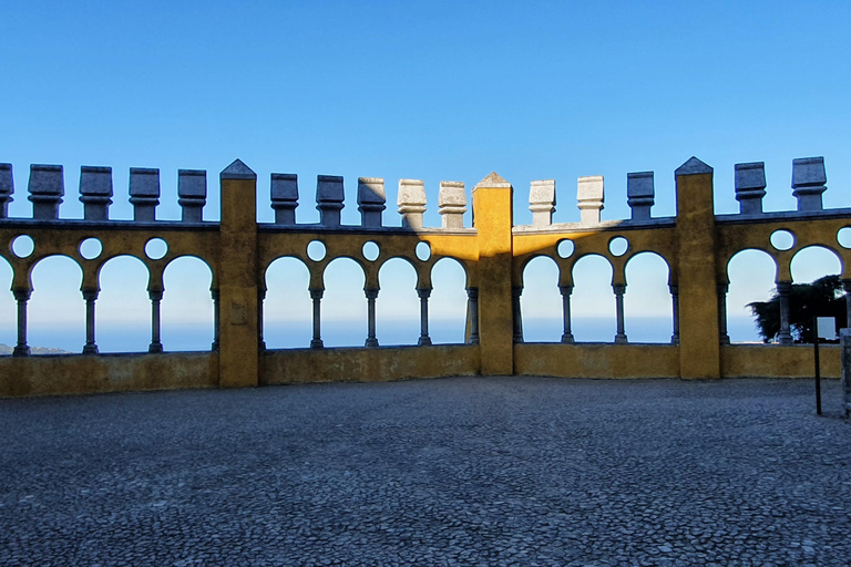 Depuis Lisbonne : Excursion d'une journée au Palais de Pena, à Sintra et à CascaisDécouvrez les incroyables palais de Sintra et Cascais au bord de l'océan