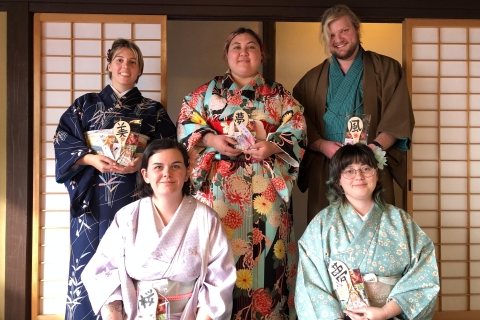 Miyajima: Culturele ervaring in een KimonoTheeceremonie in een Kimono