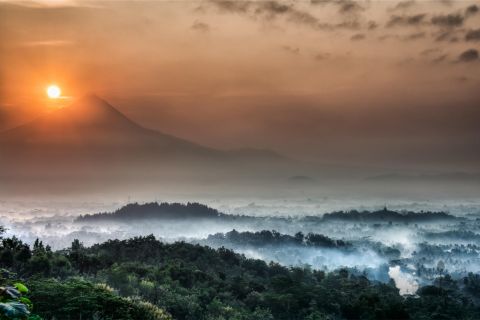 Vanuit Yogyakarta: zonsopgang boven Borobudur vanaf Setumbu