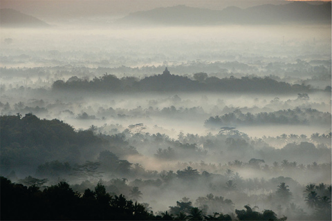 Vanuit Yogyakarta: zonsopgang boven Borobudur vanaf SetumbuZonsopgang boven Borobudur vanaf Punthuk Setumbu