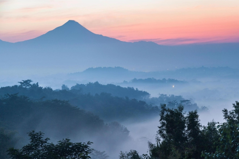 Vanuit Yogyakarta: zonsopgang boven Borobudur vanaf SetumbuZonsopgang boven Borobudur vanaf Punthuk Setumbu