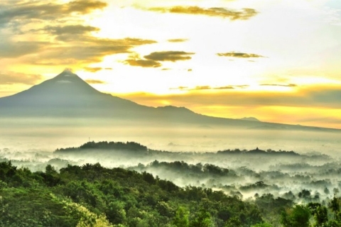 Vanuit Yogyakarta: zonsopgang boven Borobudur vanaf SetumbuZonsopgang boven Borobudur vanaf Punthuk Setumbu
