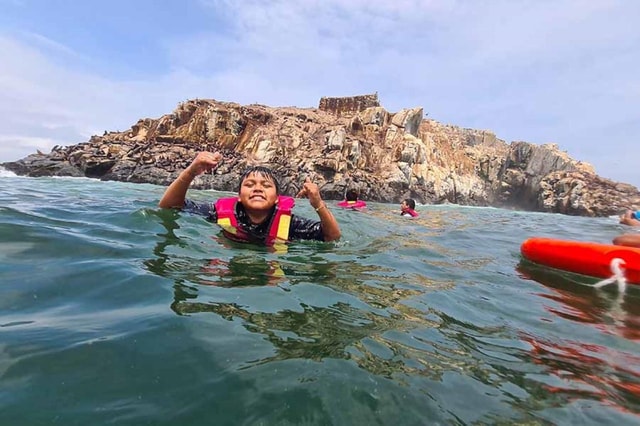 Excursion to Palomino Island : Entrance, sea lions