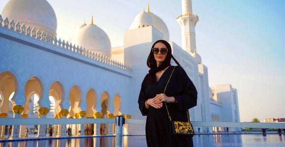 Von Abu Dhabi aus: Große Moschee, Königspalast und Etihad Tower