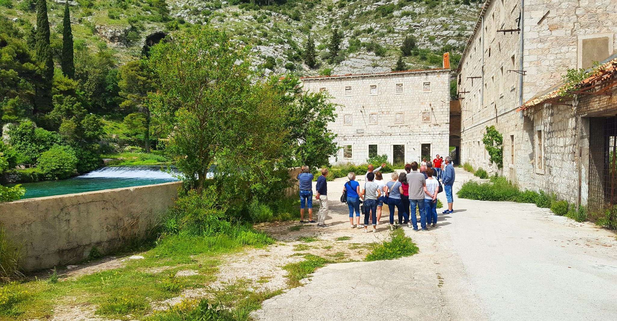 جولة سير متوجهة إلى بلدات قديمة - Hizvo