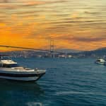 Istanbul: crociera al tramonto sul Bosforo in yacht con guida dal vivo