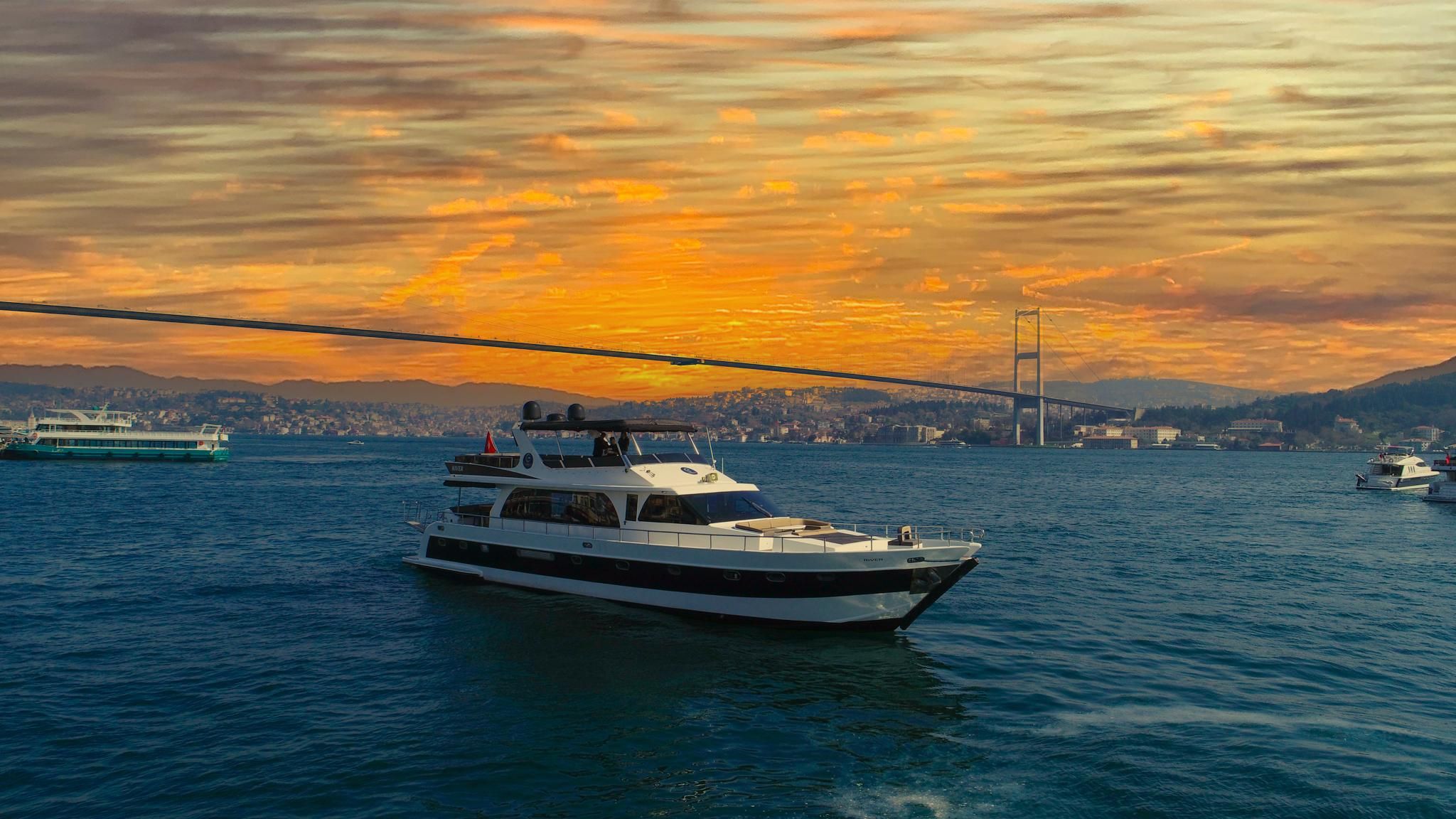 Istanbul: Bosporus-Sonnenuntergangsfahrt auf einer Yacht mit Guide vor Ort