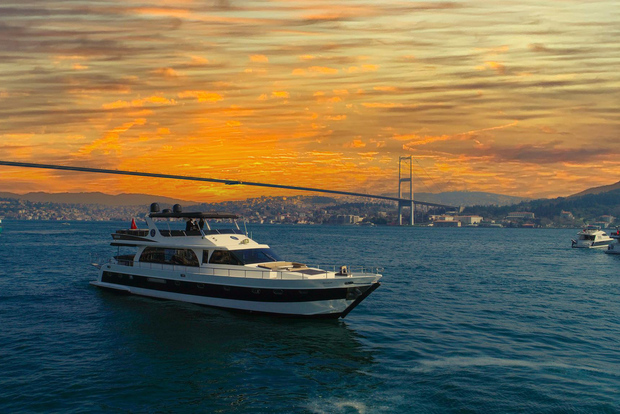 Istanbul: crociera al tramonto sul Bosforo in yacht con guida dal vivo