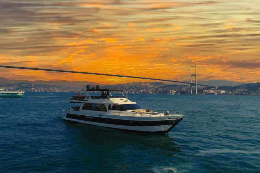 Istanbul: Bosporus-Sonnenuntergangs-Kreuzfahrt auf einer Yacht mit Live-Guide. Foto: GetYourGuide