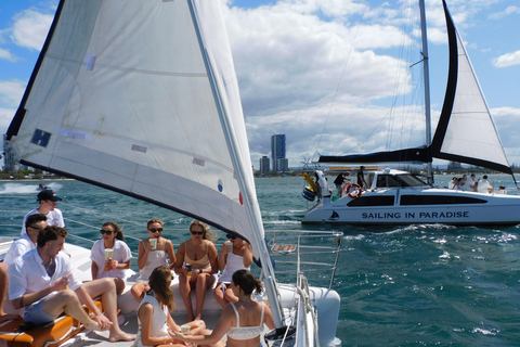 Costa Dorada: Catamarán privado y almuerzo en la isla