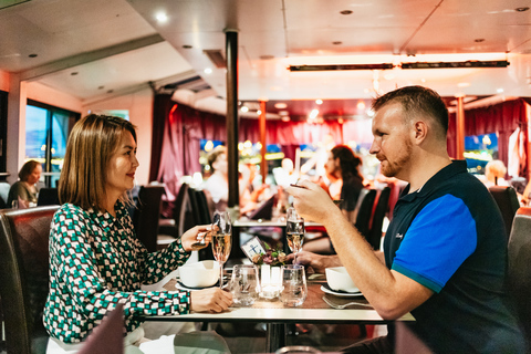 Budapest: Dinner-Kreuzfahrt mit Operette und Folklore-Show7-Gänge-Menü