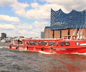 Hamburg: Hop-On Hop-Off Harbor Cruise with Commentary