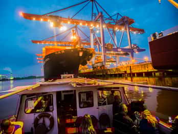 Hamburg: Große Lichterfahrt durch den beleuchteten Hafen Hamburg: Große Lichterfahrt durch den beleuchteten Hafen