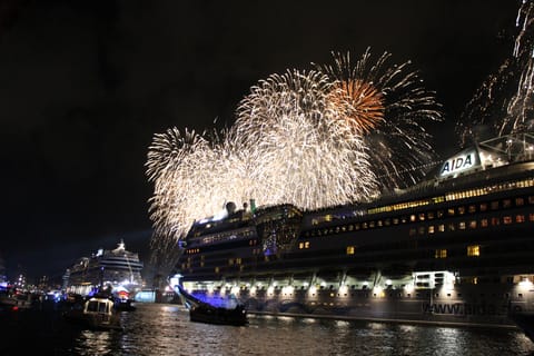 Hamburg Harbor: Evening City Lights Barge Cruise