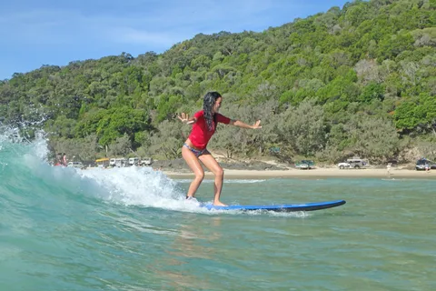 Aprenda a surfear en el recorrido por la playa y las olas más largas de Australia