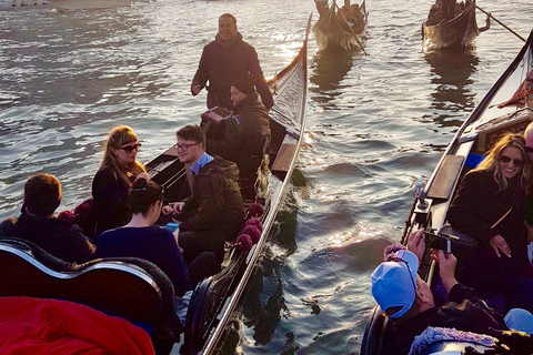 Venedig: 30-minuters gondoltur på Canal Grande med SerenadeGemensam tur i gondol