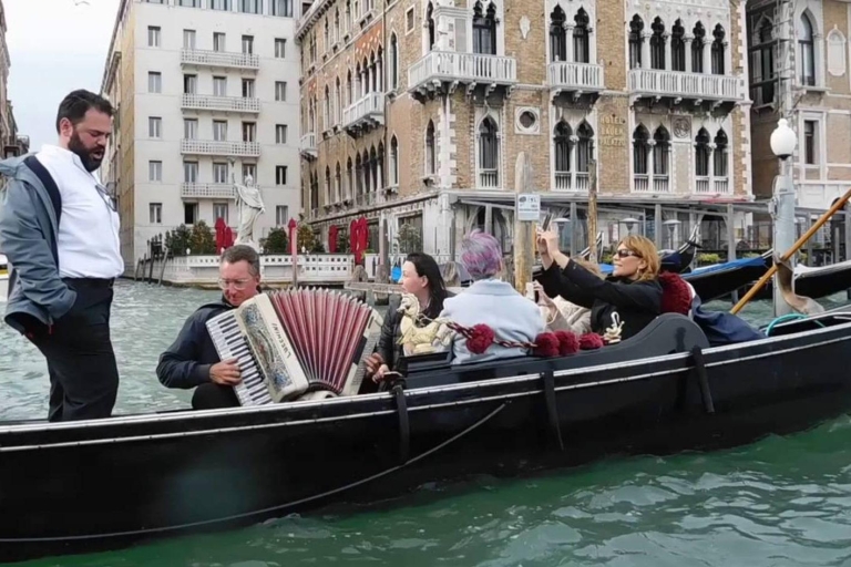 Venetië: 30 minuten gondelvaart Canal Grande met serenadePrivé gondelrit