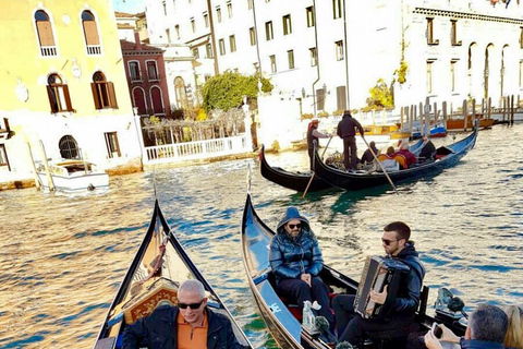 Venezia: giro in gondola di 30 minuti sul Canal Grande con serenataGiro privato in gondola