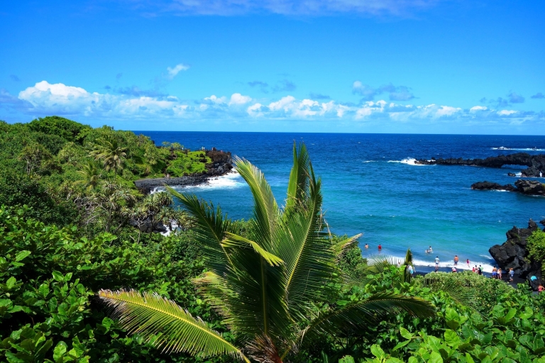 Maui: Tour zu den Hana-Wasserfällen mit MittagessenBerühmter Road to Hana Mercedes Van mit Wasserfällen, schwarzem Sand