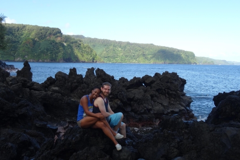 Maui: visite de la route des cascades de Hana avec déjeunerLe célèbre van Mercedes Road to Hana avec des chutes d'eau, du sable noir