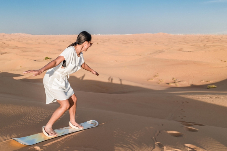 Dubái: safari dunas rojas, camello, sandboarding y barbacoaTour privado con barbacoa en campamento beduino (7 horas)