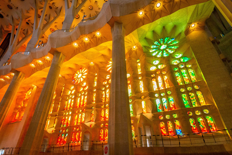 Barcelona: Zwiedzanie Sagrada Familia z opcją dostępu do wieżyWycieczka z przewodnikiem bez dostępu do wieży